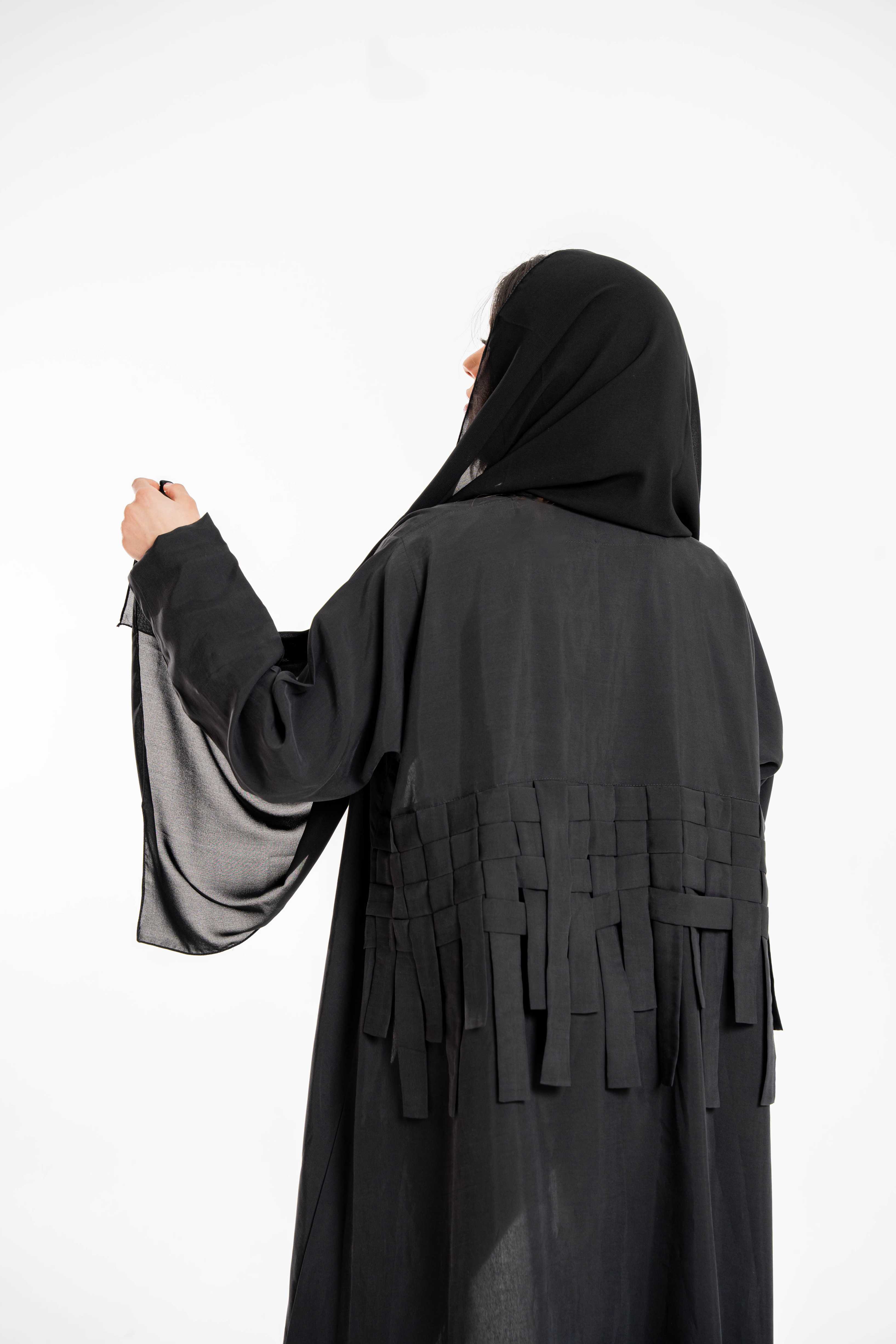 عبايه سوداء مع اضافة شغل يدوي من الخلف