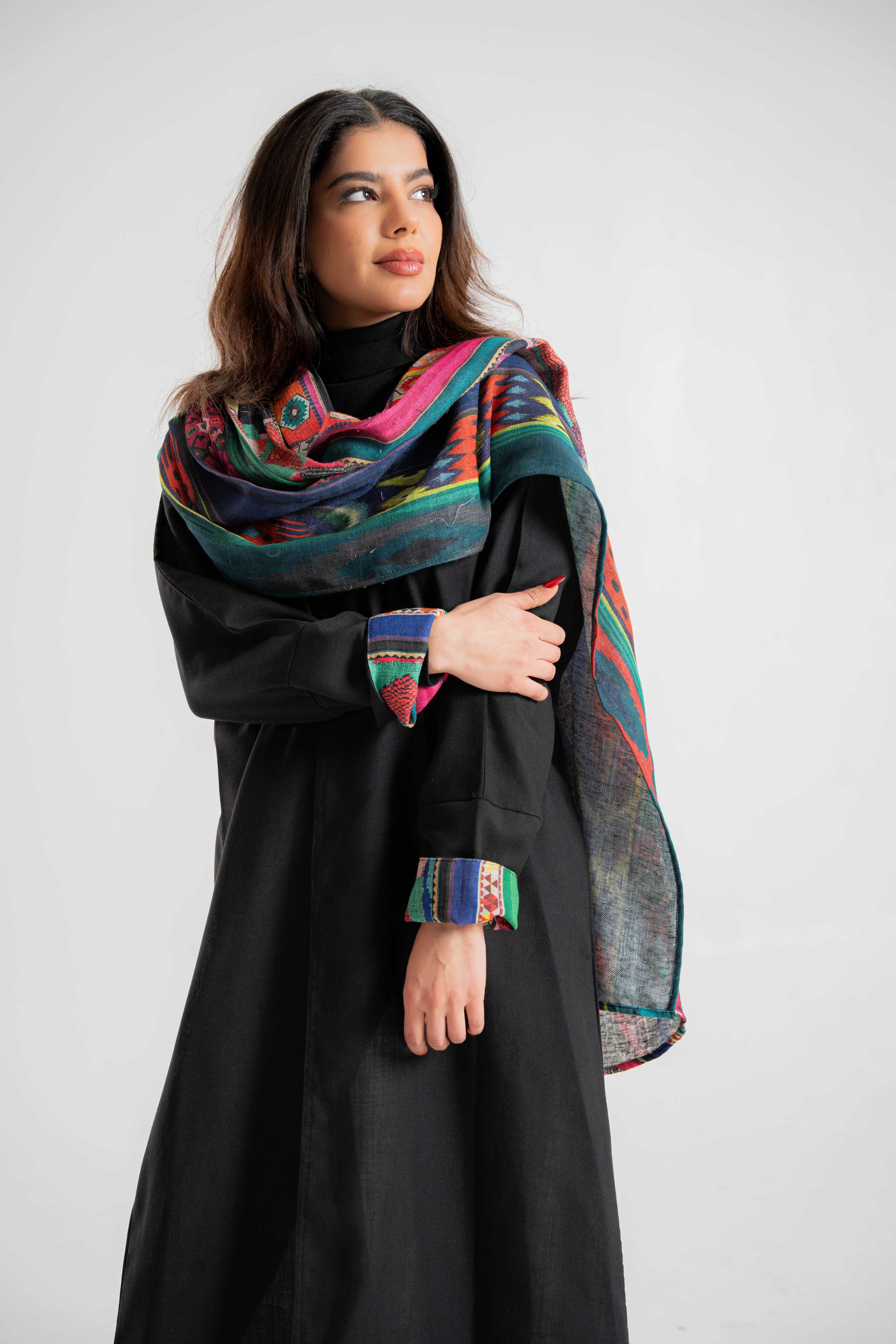 عبايه سوداء مع اضافة شال ملون