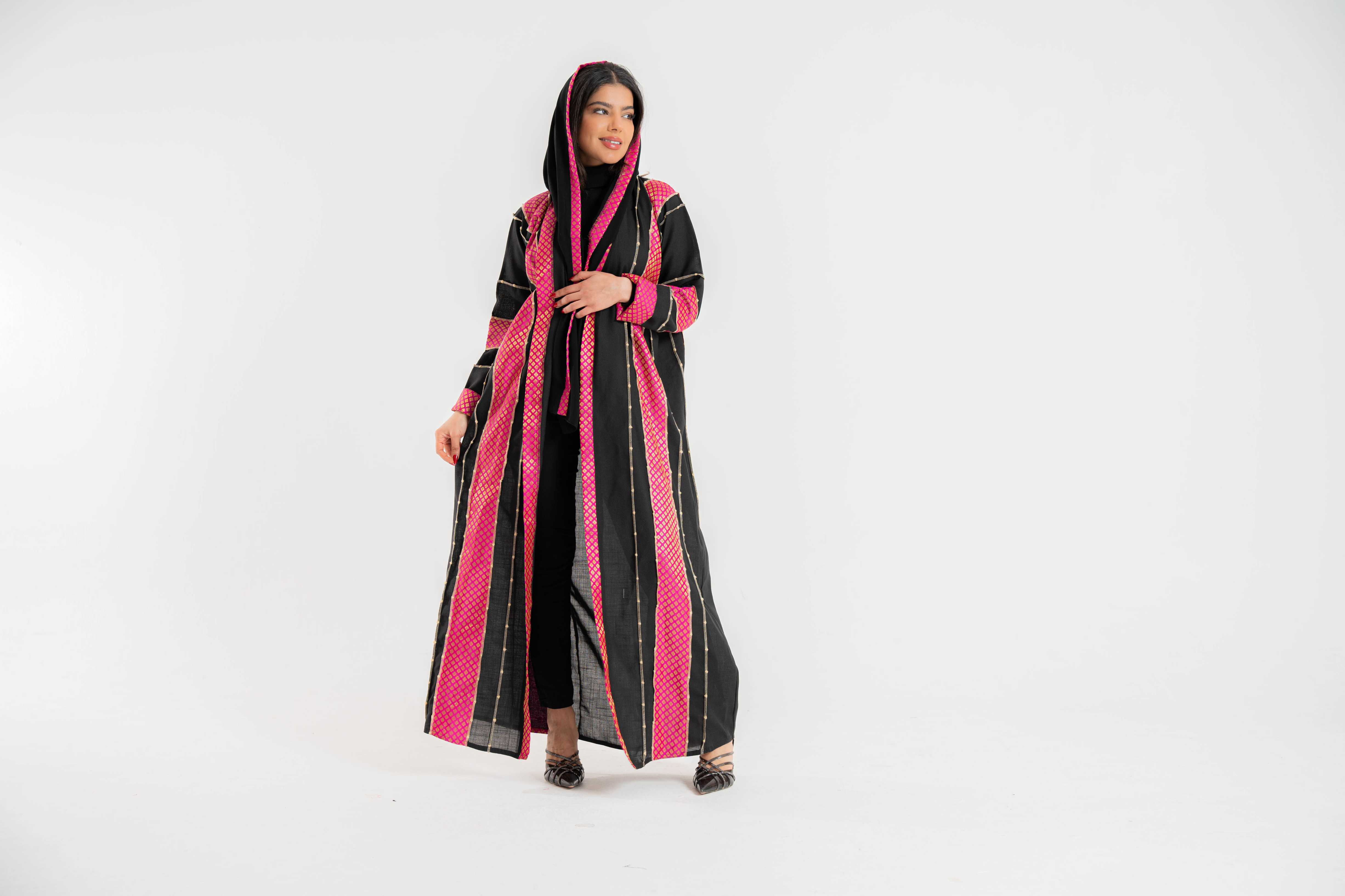 عبايه ملونه مع اضافة تداخل اقمشه وتطريز
