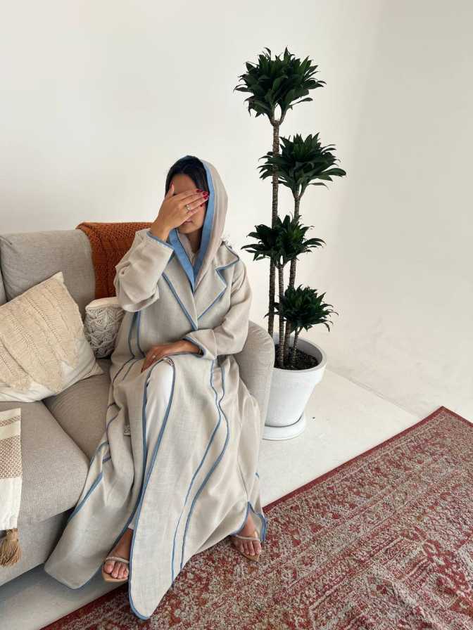 عبايه بيج مع إضافة تداخل اقمشه