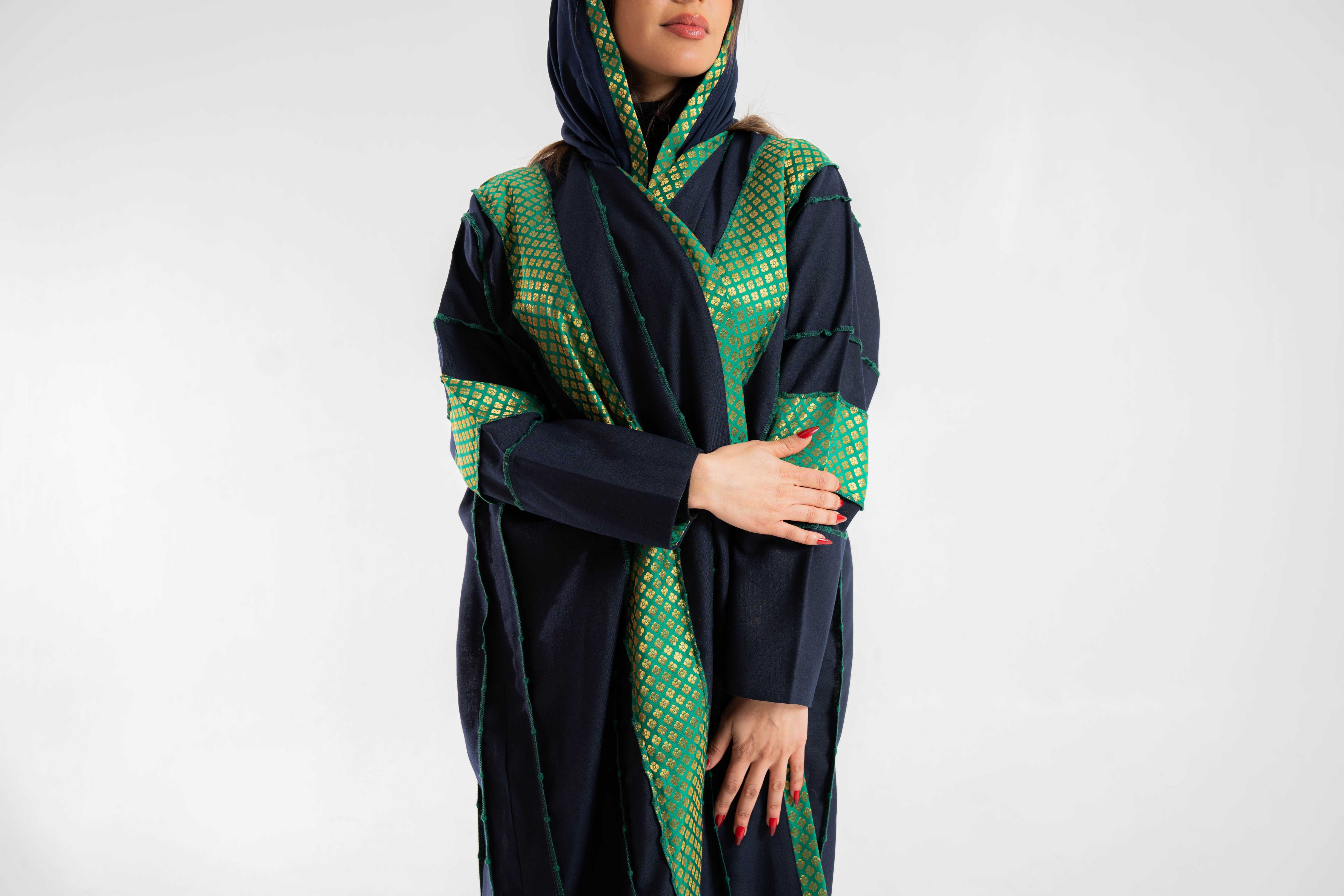 عبايه ملونه مع اضافة تداخل اقمشه وتطريز