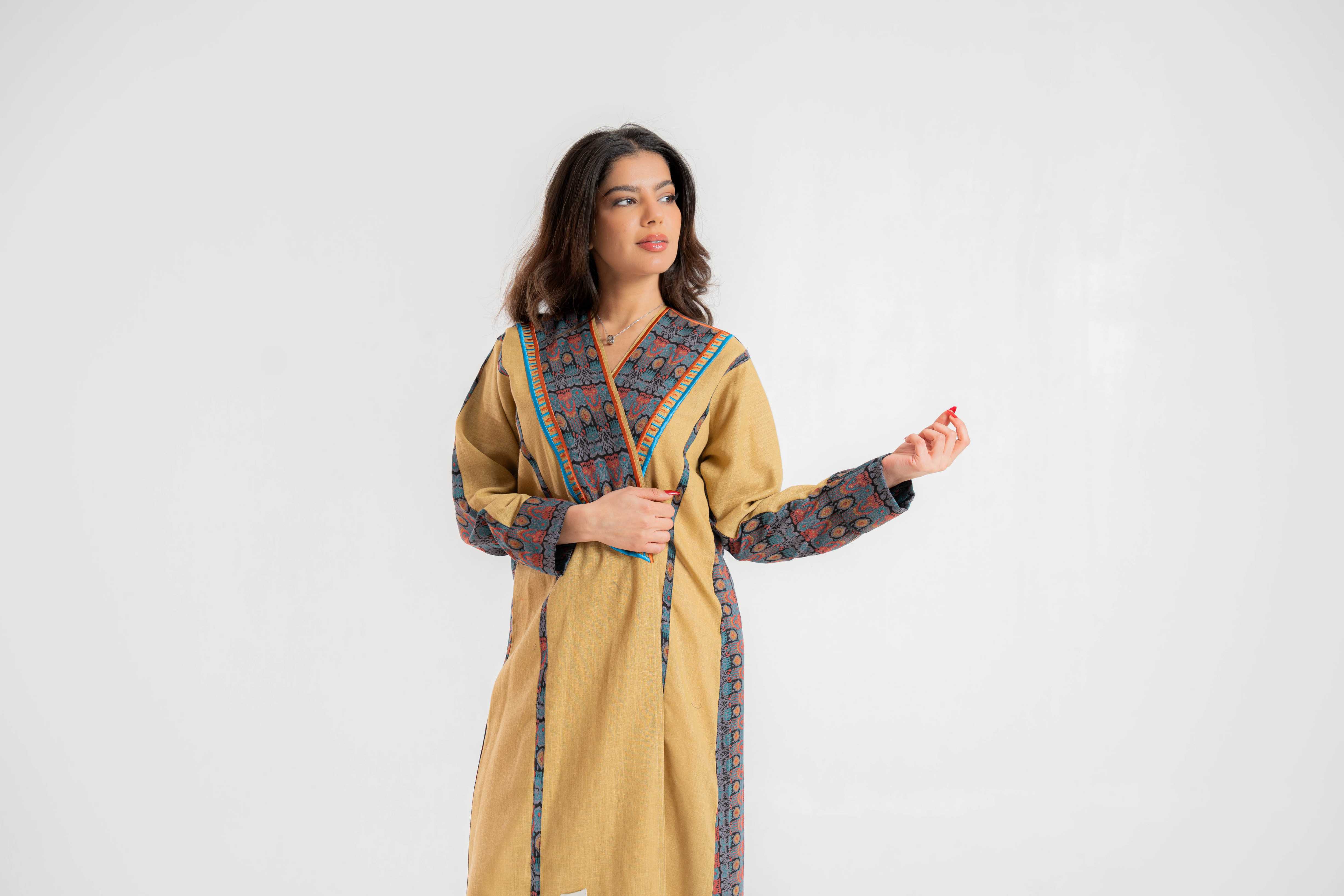 عبايه ملونه مع اضافة تداخل اقمشه و تطريز يدوي