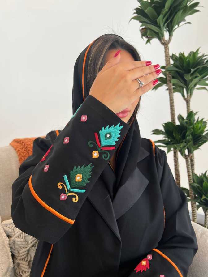 عباية لون اسود مع إضافة تطريز يدوي