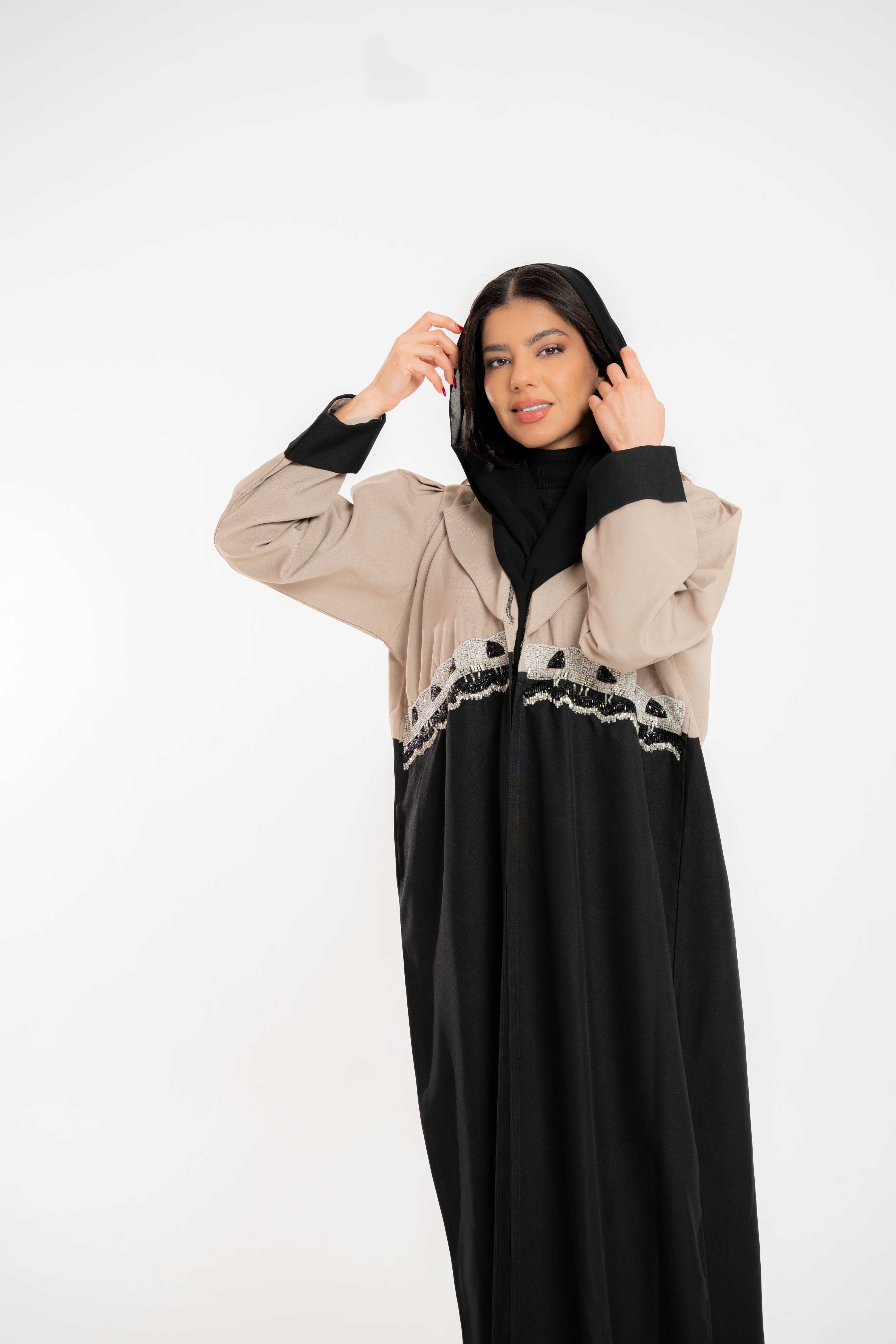 عبايه سوداء مع اضافة تداخل اقمشه و تشك يدوي