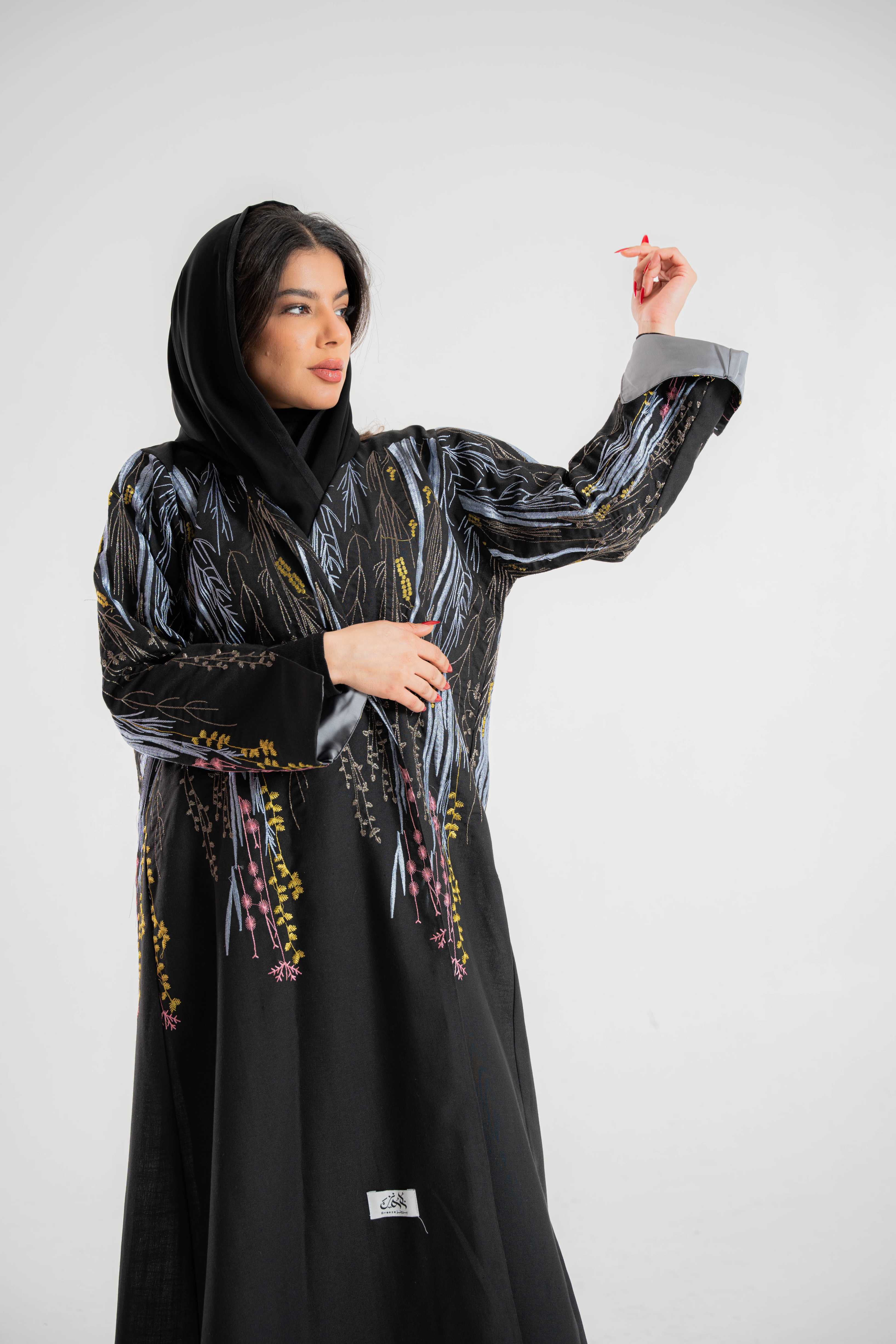 عبايه سوداء مطرزه
