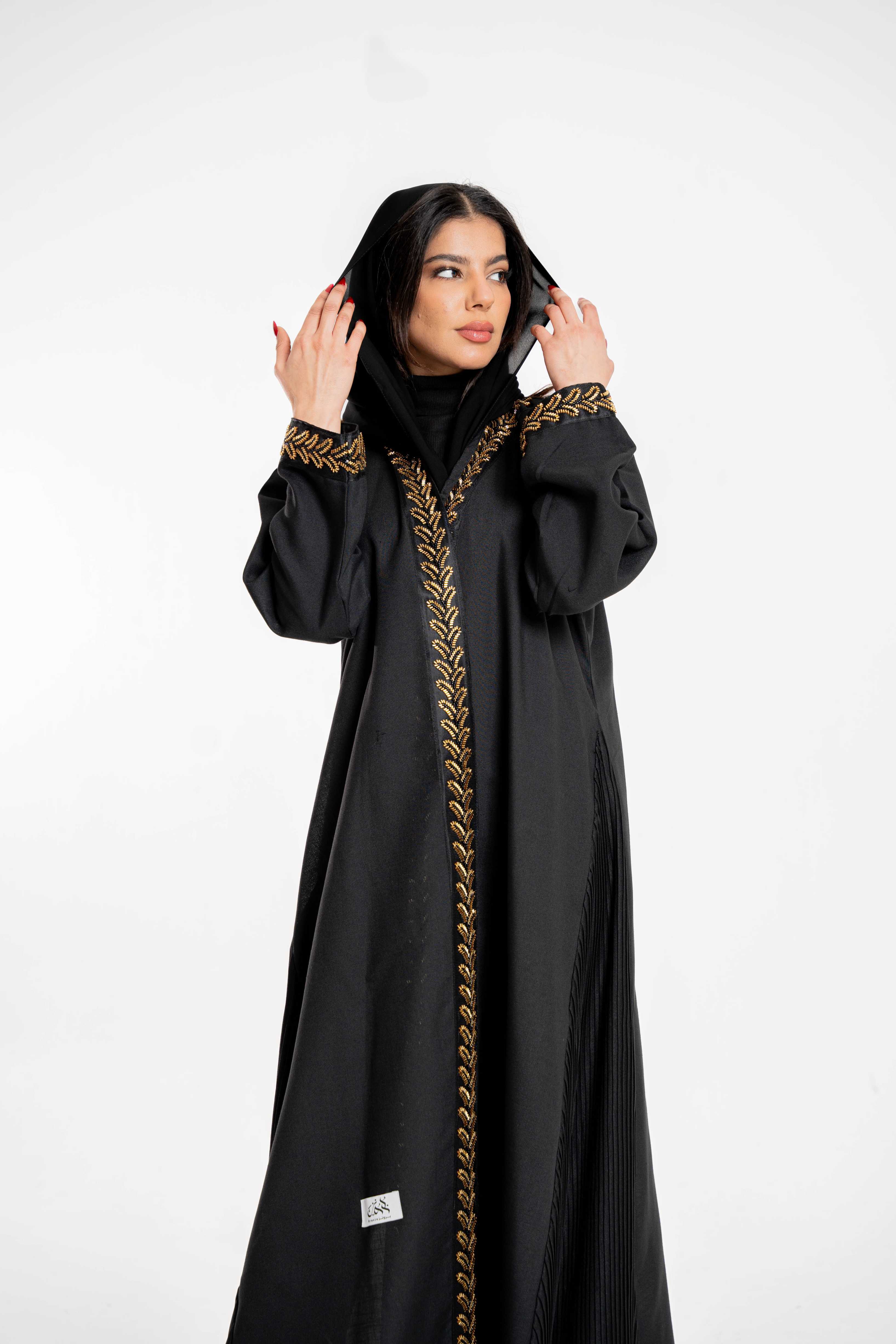عبايه سوداء مع اضافة شغل يدوي من الخلف