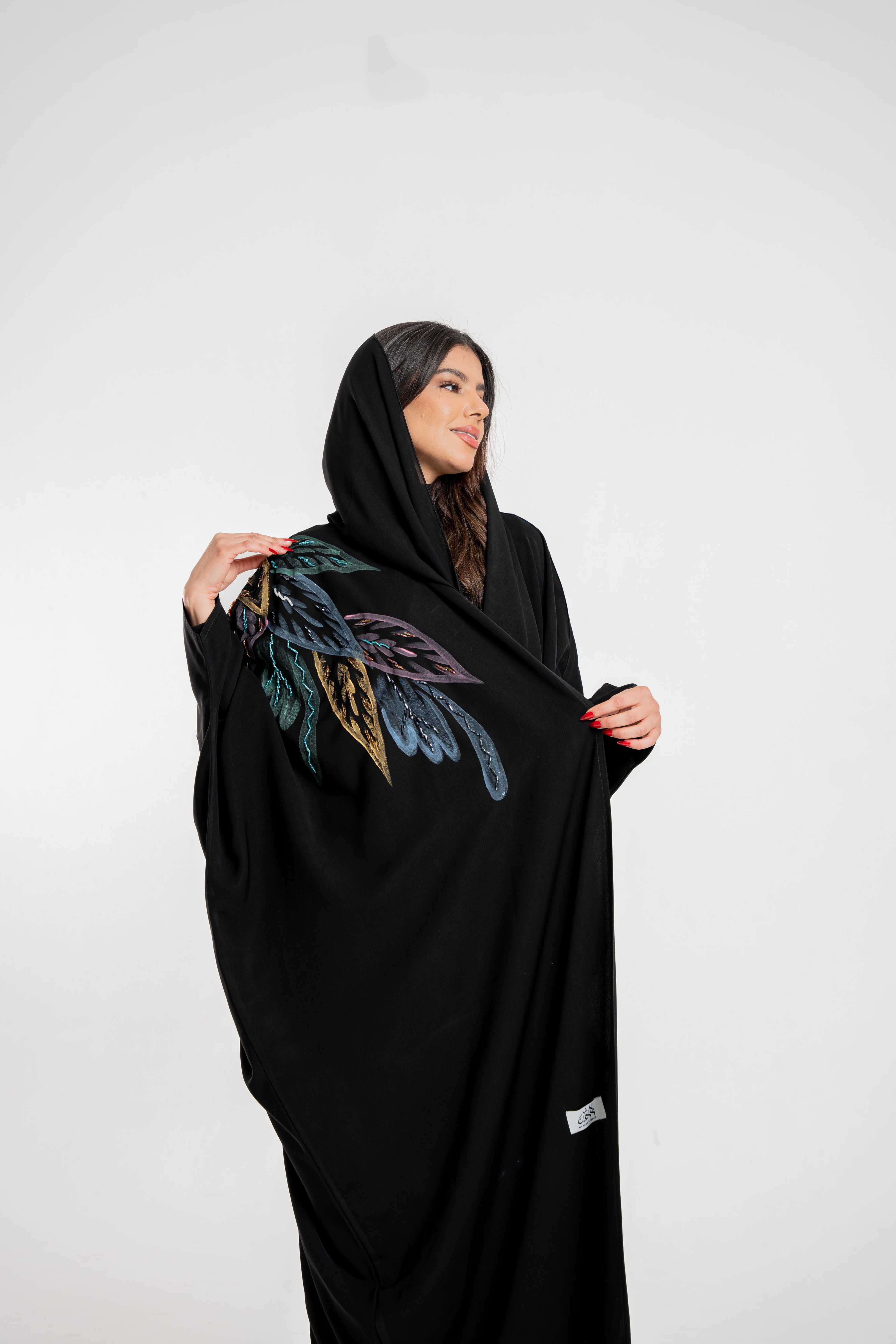 عبايه سوداء بشت مع رسم يدوي وشك يدوي