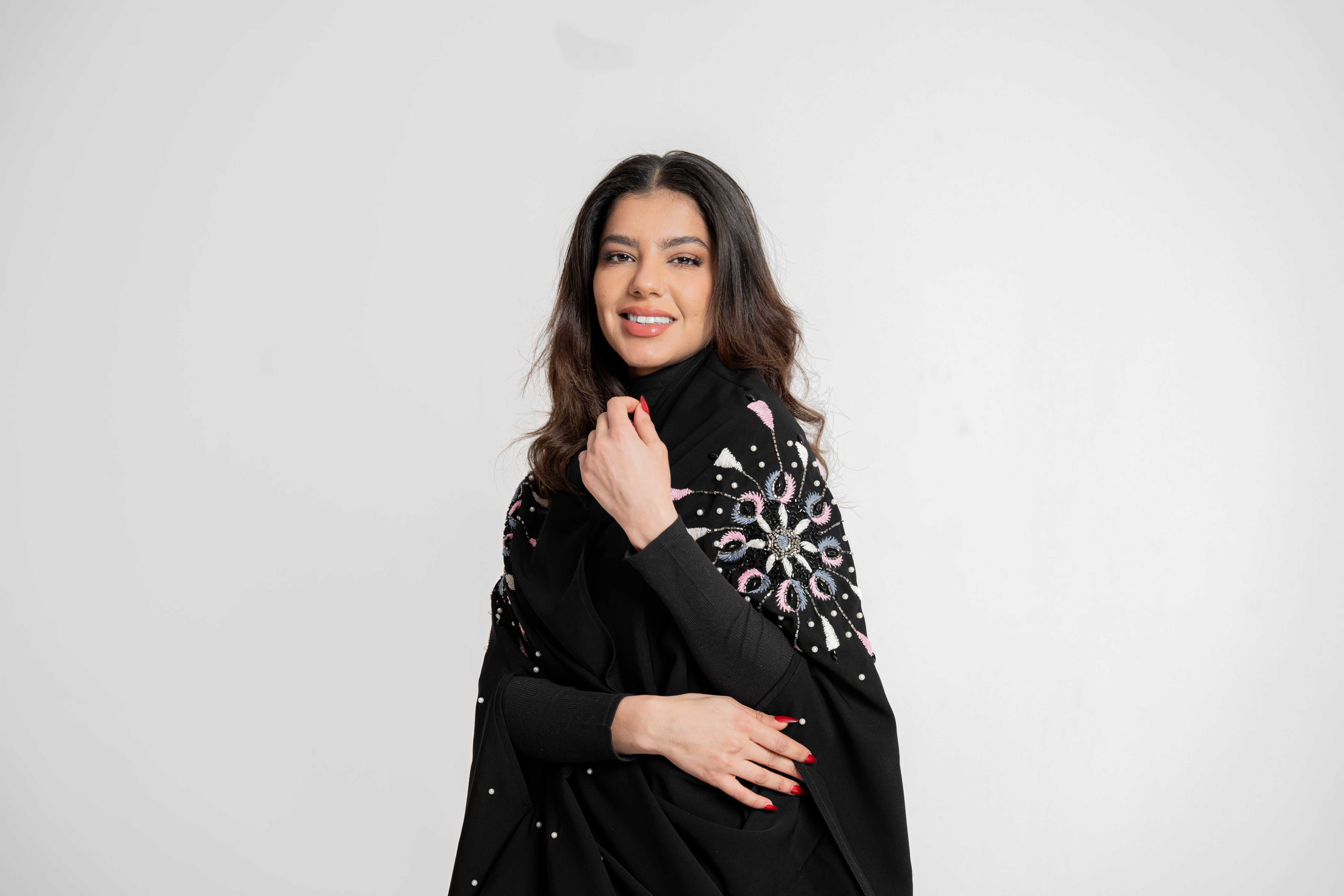 عبايه سوداء مع اضافة شك يدوي