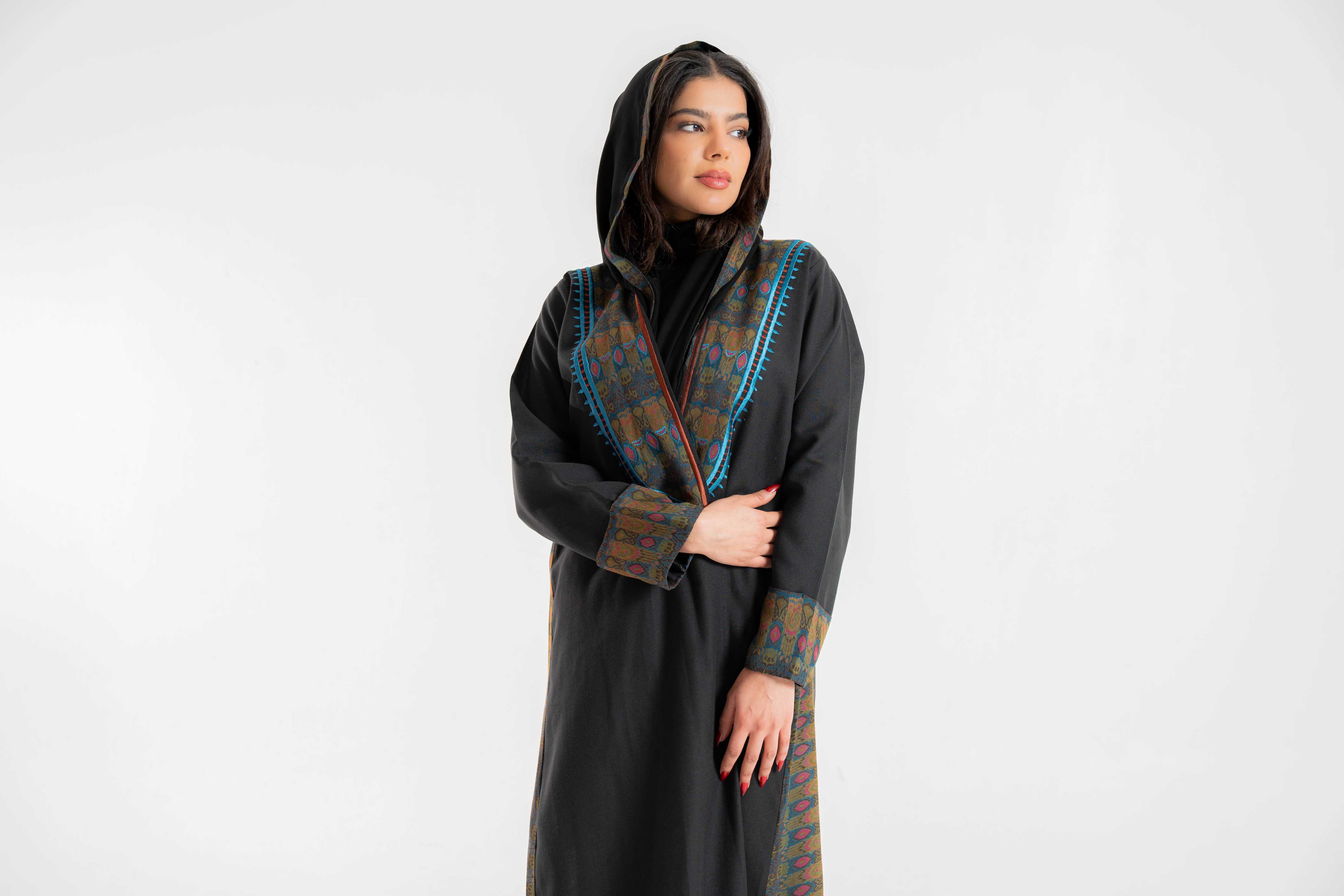 عبايه ملونه مع اضافة تداخل اقمشه وتطريز يدوي