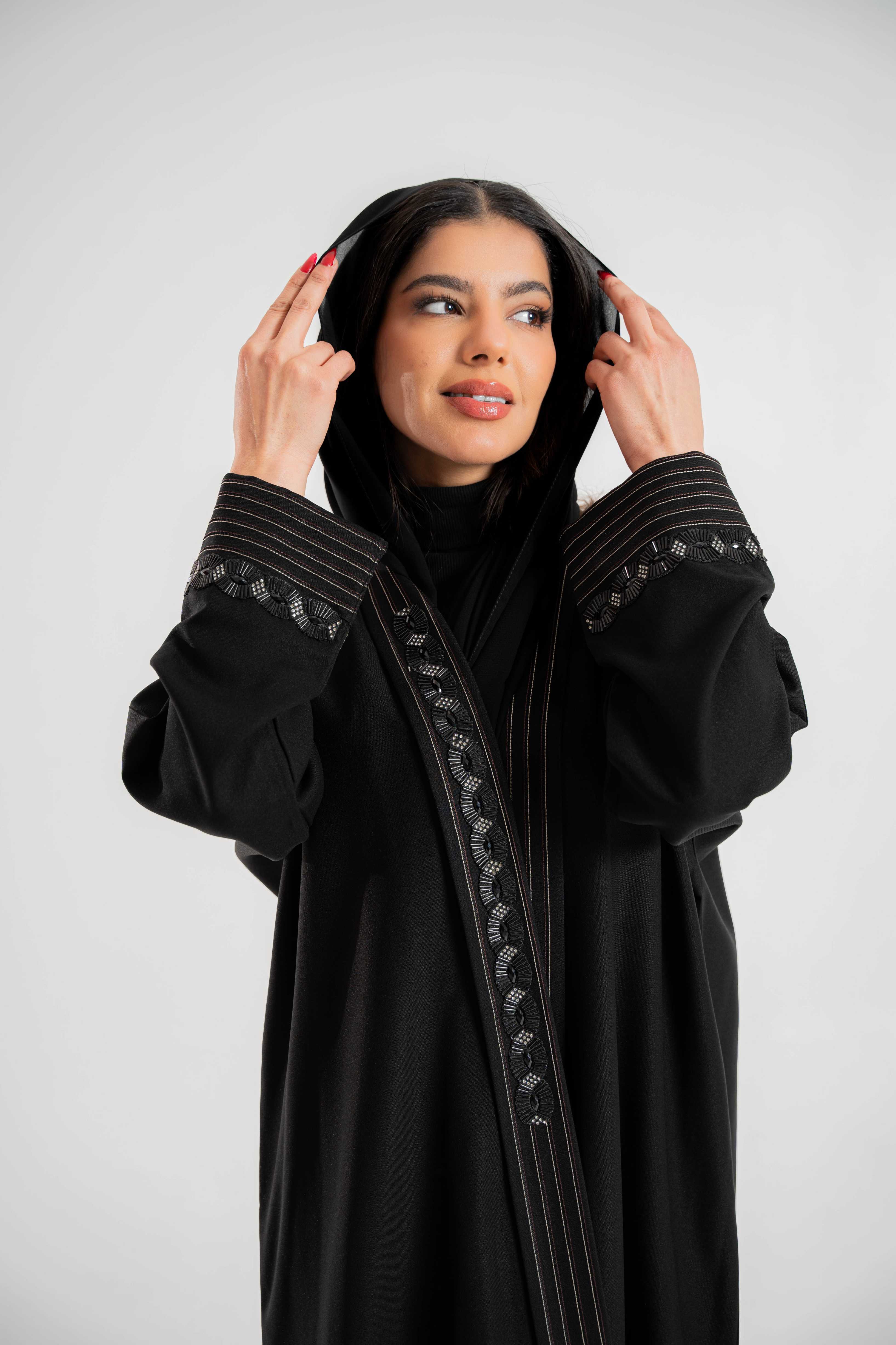 عبايه سوداء مع اضافة تداخل اقمشه وشك يدوي