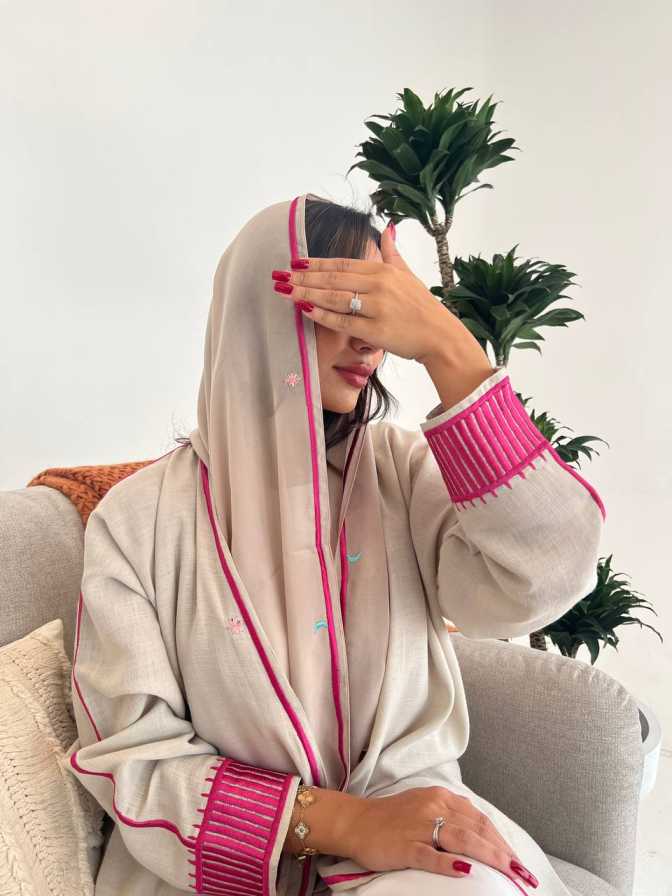 عبايه لون بيج مع اضافة تطريز يدوي لون بينك