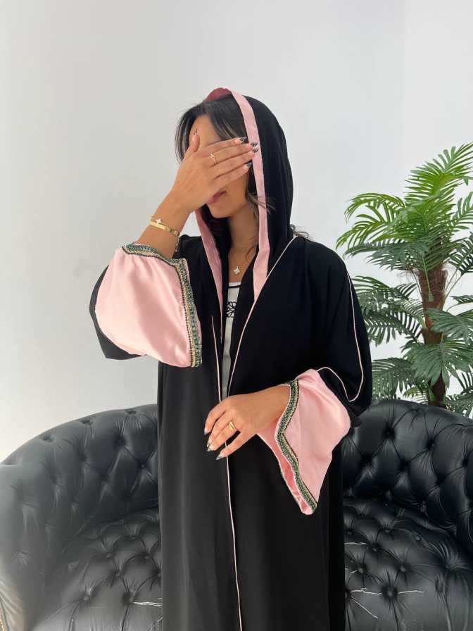 عبايه لون اسود مع إضافة تداخل اقمشه مع شك