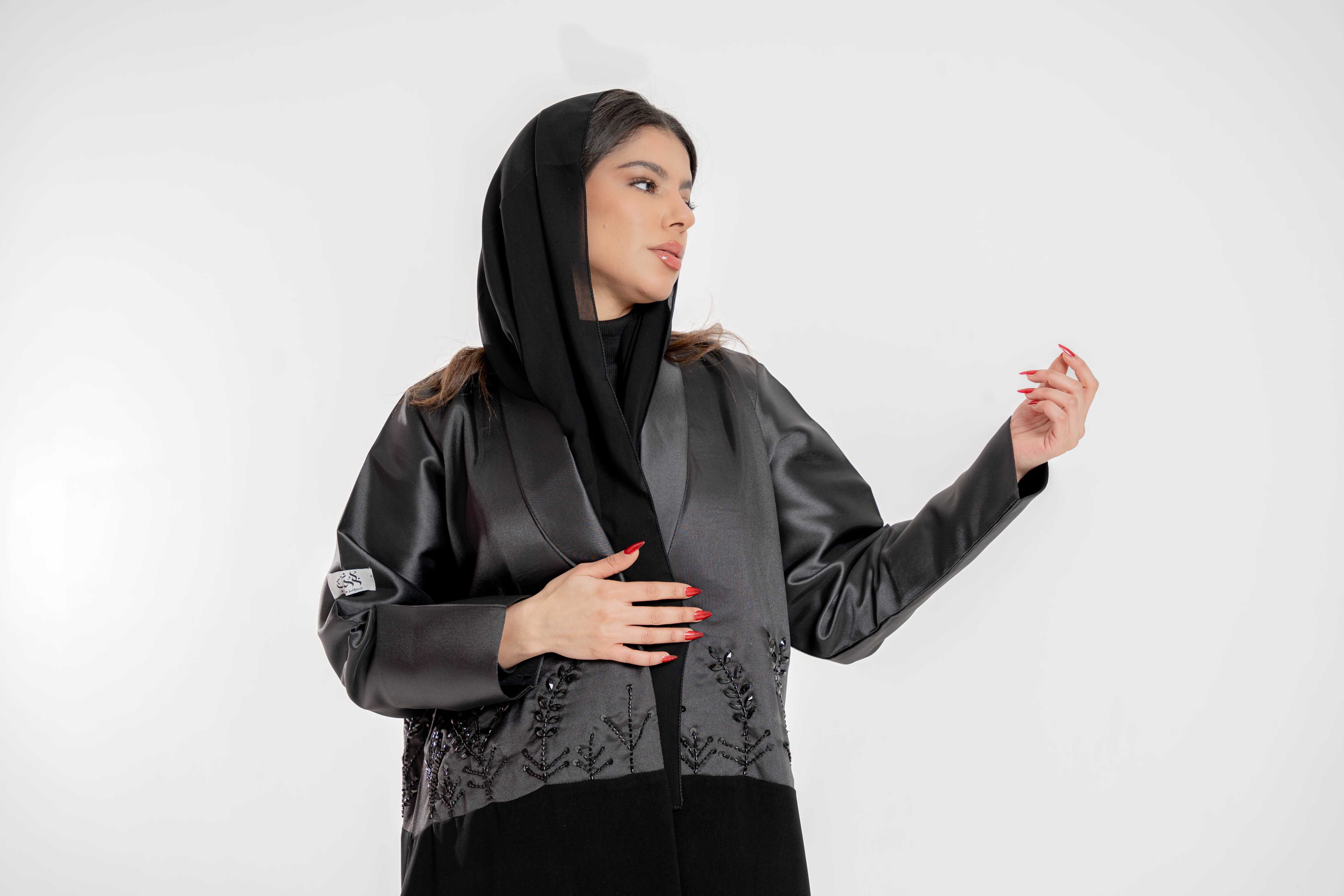 عبايه سوداء مع اضافة شغل يدوي من الخلف