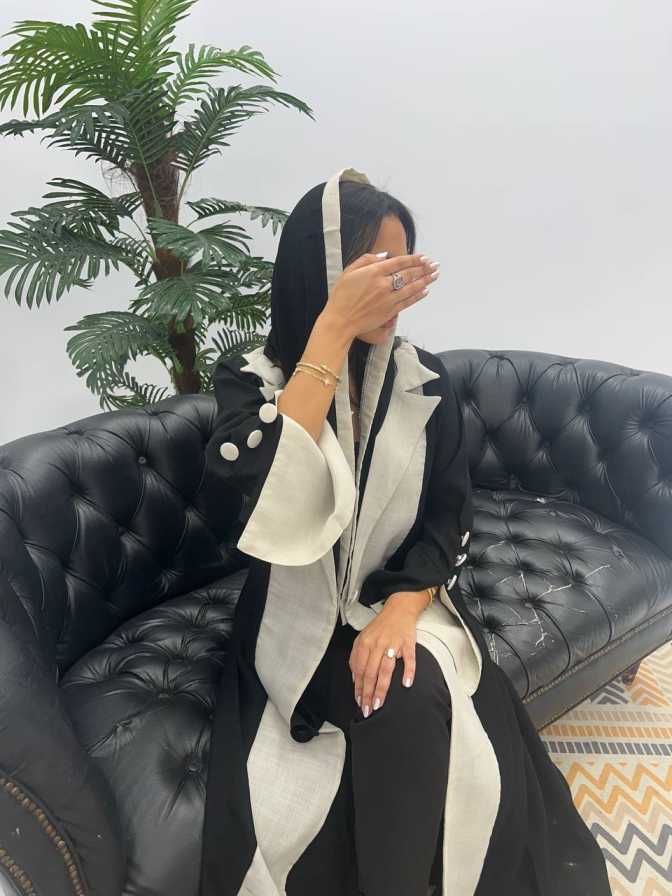 عباية اسود مع اضافة تداخل اقمشة