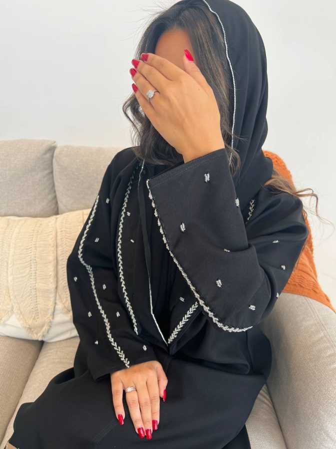 عباية  لون اسود مع إضافة شك يدوي