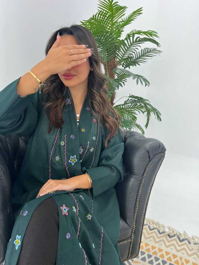 عبايه لون زيتي مع اضافة شك يدوي