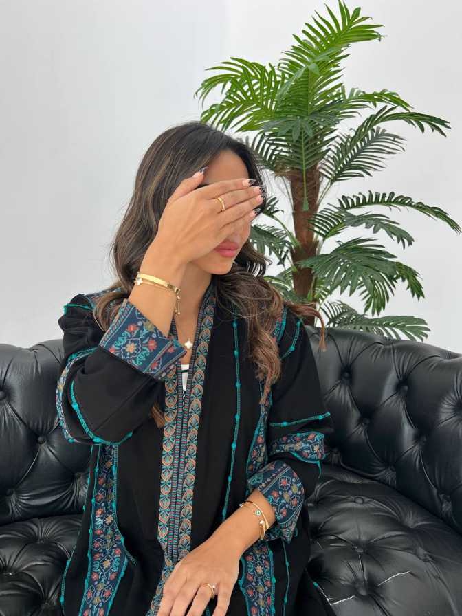 عبايه لون اسود مع إضافة تداخل اقمشه مع تطريز