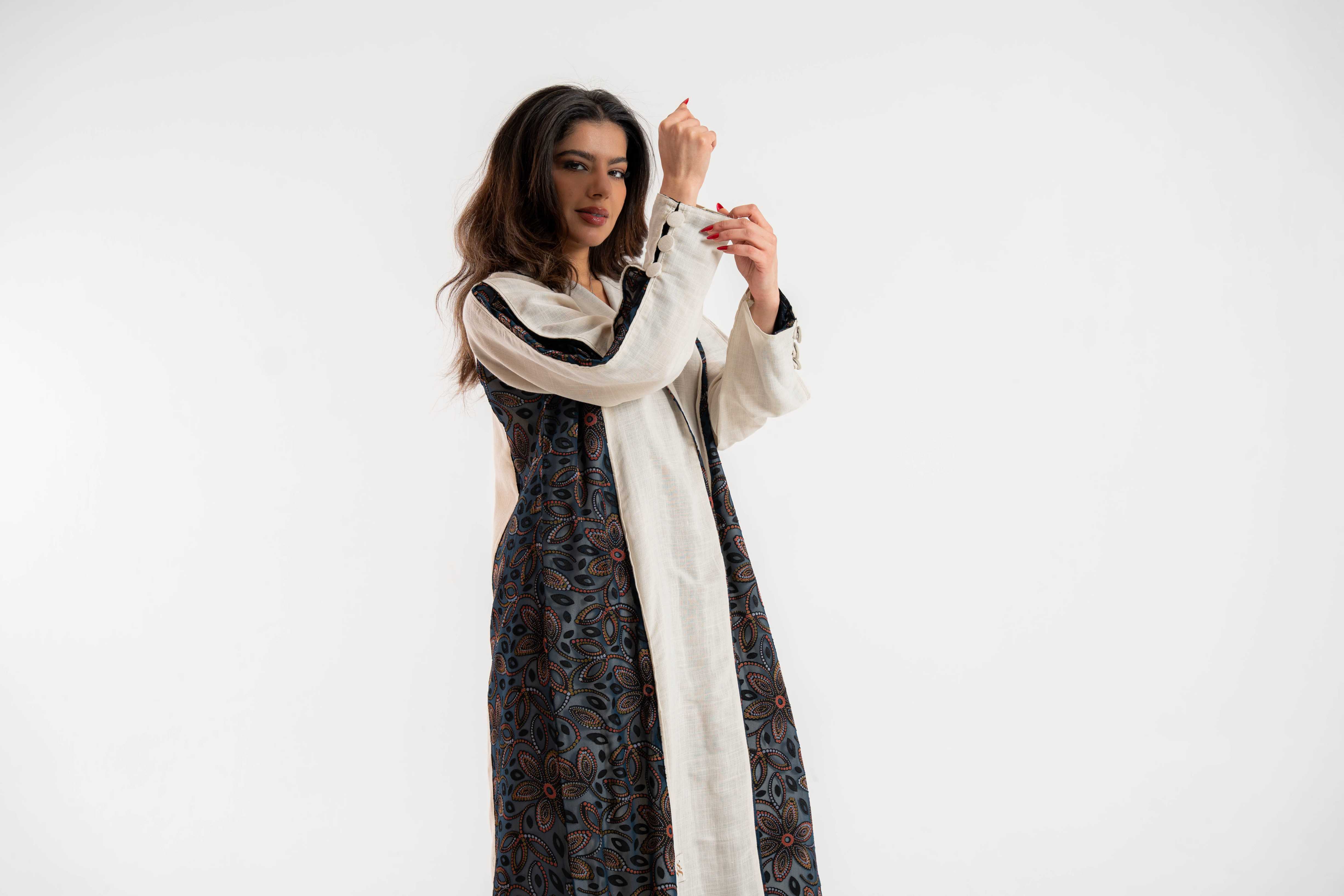 عبايه ملونه مع اضافة تداخل اقمشه